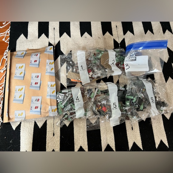 LEGO Creator 3-in-1 Haunted House, haunted train, and haunted ship kit - Picture 4 of 5